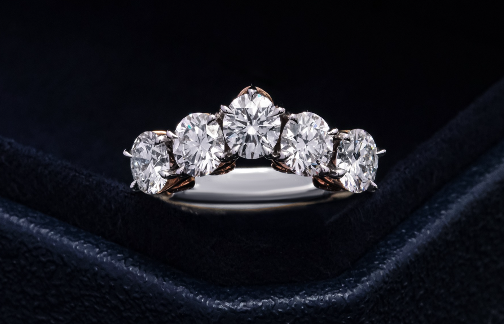 7 Alasan Cincin Wanita Tiga Berlian Cocok untuk Tunangan